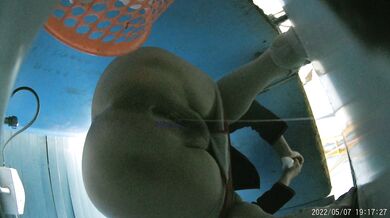 食品厂女厕全景偷拍多位美女职员嘘嘘❤️肥美的大鲍鱼完美呈现 (19)